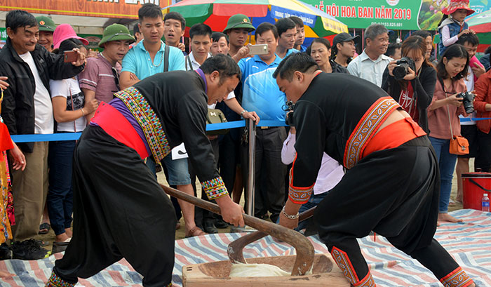 Trải nghiệm giã bánh giầy truyền thống của dân tộc Mông khiến nhiều du khách thích thú tại Lễ hội Hoa Ban năm 2019.