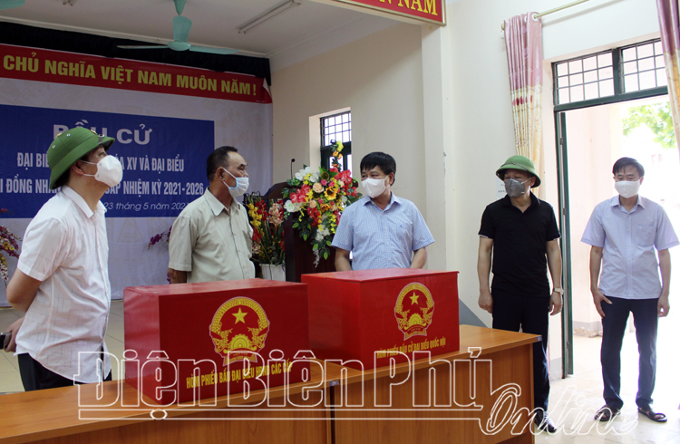 Chủ tịch UBND tỉnh Lê Thành Đô kiểm tra công tác chuẩn bị bầu cử tại TP. Điện Biên Phủ