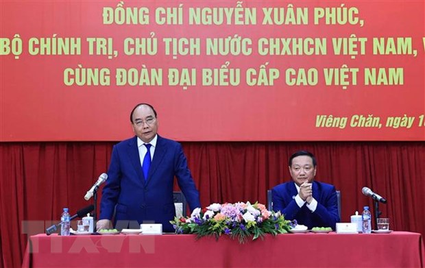 Chủ tịch nước gặp đại diện cộng đồng và doanh nghiệp Việt Nam tại Lào