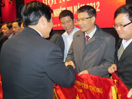 Bộ trưởng Bộ TT&TT Nguyễn Bắc Son trao tặng cờ thi đua cho Sở TT&TT Điện Biên.