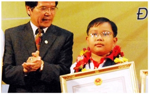 Thí sinh Nguyễn Dương Kim Hảo nhận giải thưởng