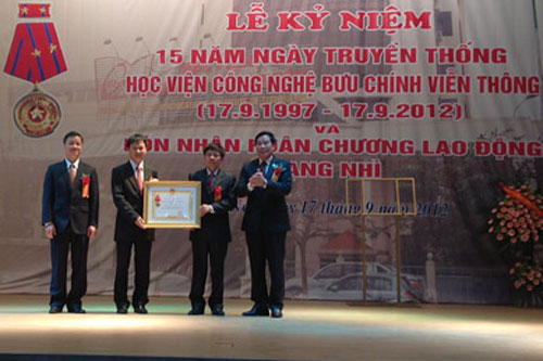 Bộ trưởng Nguyễn Bắc Son thay mặt Lãnh đạo Nhà nước trao Huân chương Lao động hạng Nhì cho Học viện Công nghệ BCVT