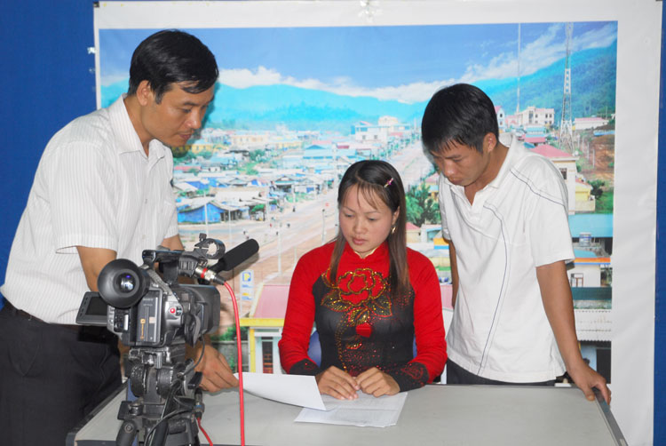 Công tác chuẩn bị trước khi phát thanh viên Đài TT-TH huyện Mường Nhé lên hình. Ảnh: K.N