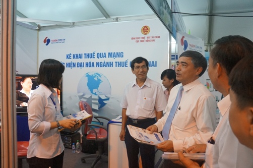 Thứ trưởng Bộ TT&TT Nguyễn Minh Hồng thăm  gian trưng bày về ứng dụng CNTT của Chi cục thuế Đồng Nai.