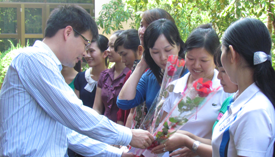 Đ/c Chu Xuân Trường, Giám đốc Sở tặng hoa, quà cho cán bộ nữ Sở TT&TT