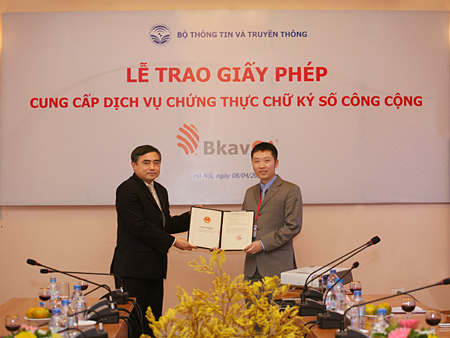 Thứ trưởng Bộ TT&TT Nguyễn Minh Hồng trao Giấy phép chứng thực chữ ký số cho công ty Bkav (nguồn internet).