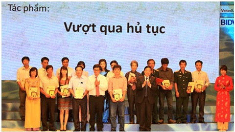 Bộ trưởng Bộ TT&TT Nguyễn Bắc Son và Giám đốc Đài Truyền hình Việt Nam trao giải cho các tác giả giành giải B