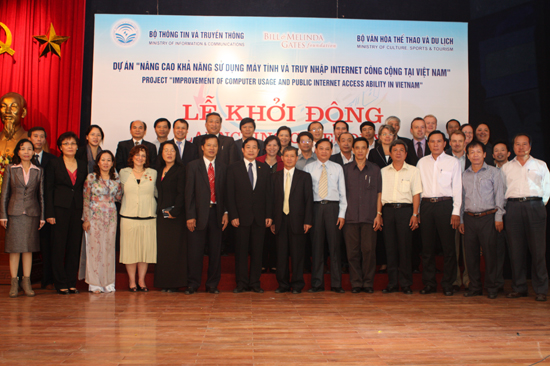 Các thành viên Ban chỉ đạo Dự án "Nâng cao khả năng sử dụng máy tính và truy nhập Internet tại Việt Nam"